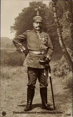 Ak Generalfeldmarschall Paul von Hindenburg im Osten, Portrait in Uniform, Orden