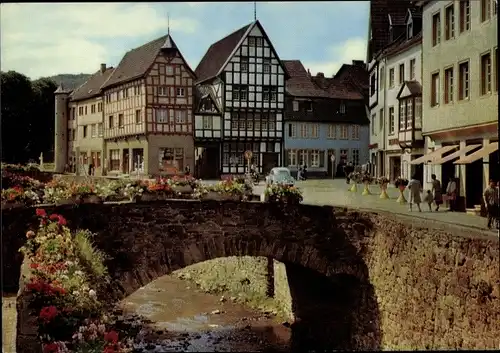 Ak Bad Münstereifel in Nordrhein Westfalen, Erftbrücke und alte Fachwerkhäuser am Markt