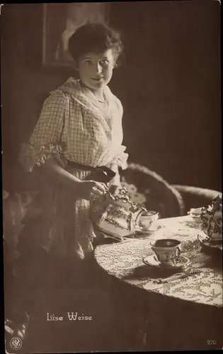 Ak Schauspielerin Lisa Weise, Portrait mit Teekanne