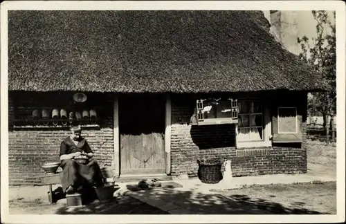 Foto Ak Hoge Veluwe Gederland Niederlande, Aardappelenschillen