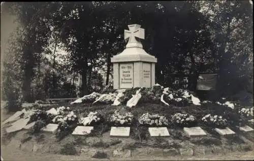 Foto Ak Neumünster in Holstein, Kriegerdenkmal, Kränze