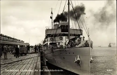 Ak Nordseebad Cuxhaven, Passagierdampfer Kaiser an der Seebäderbrücke