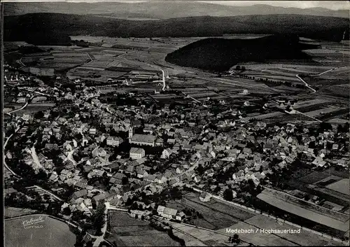 Ak Medebach im Sauerland, Fliegeraufnahme vom Ort