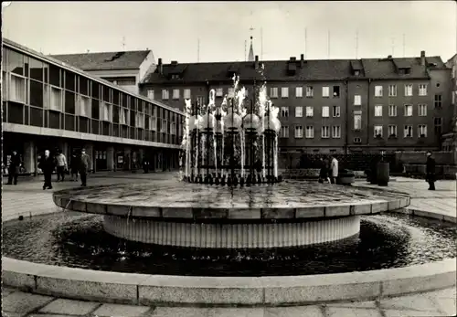 Ak Cottbus in der Niederlausitz, Springbrunnen und Volksbuchhandlung Jenny Marx