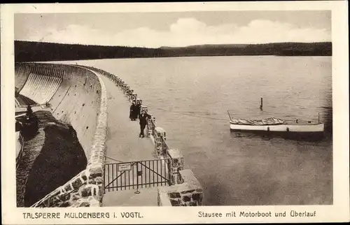 Ak Muldenberg Grünbach im Vogtland, Talsperre Muldenberg, Stausee mit Motorboot und Überlauf