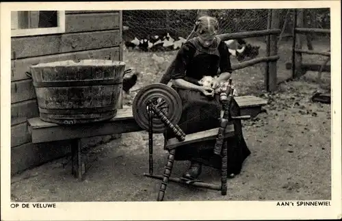 Ak Hoge Veluwe Gederland Niederlande, Spinnewiel, Spinnrad, Mädchen beim Spinnen