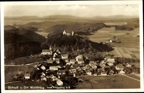 Ak Waldburg in Württemberg, Burg Waldburg, Luftaufnahme