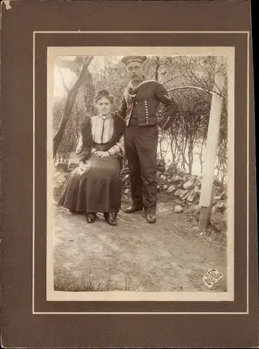 Foto Deutscher Seemann in Uniform, Mütze SMS Prinz Adalbert, Frau, Garten