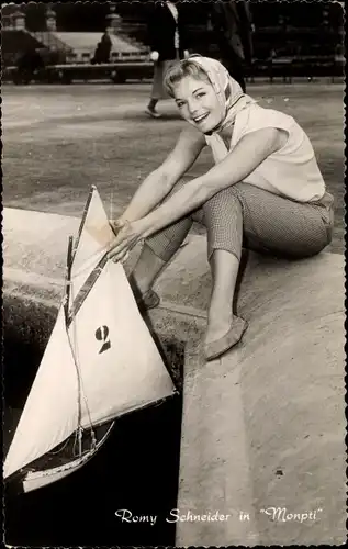 Ak Schauspielerin Romy Schneider, Segelboot, Monpti