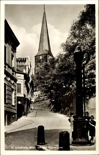 Ak Mönchengladbach am Niederrhein, Straßenpartie mit Pfarrkirche