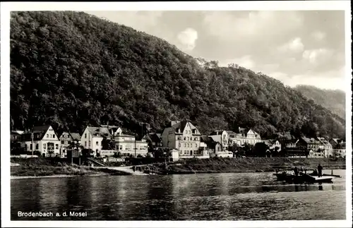 Ak Brodenbach an der Mosel, Blick auf den Ort, Flusspartie mit Fähre