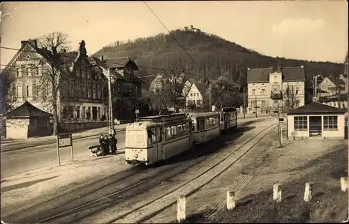 Ak Klein Biesnitz Görlitz Sachsen, Straßenpartie mit Landeskrone, Straßenbahn