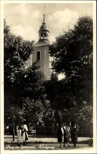 Ak Burg im Spreewald, Kirchgang, Glockenturm