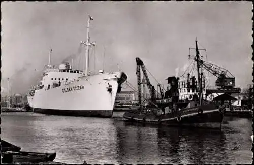 Ak Dieppe Seine Maritime, Port, Remorquage d'un bateau bananier, Dampfer Golden Ocean, Schlepper
