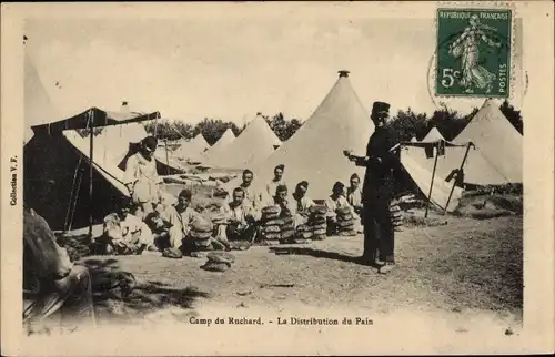 Ak Camp du Ruchard Indre et Loire, La Distribution du Pain