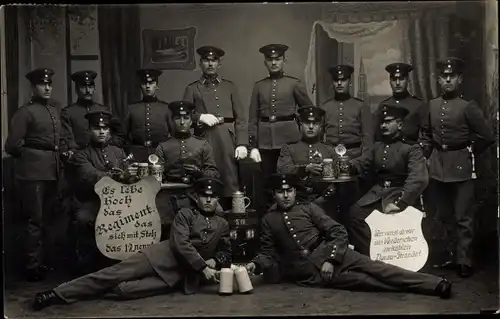 Foto Ak Deutsche Soldaten in Uniformen, Gruppenaufnahme