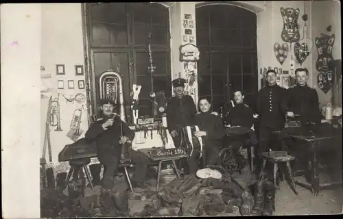 Foto Ak Deutsche Soldaten in Uniformen, Stiefel, Parole 136, Bügeleisen