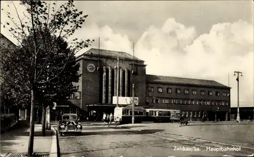 Ak Zwickau in Sachsen, Hauptbahnhof, Straßenseite, Straßenbahn, Auto