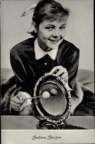 Ak Schauspielerin Sabine Sinjen, Portrait mit Gong