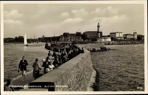 Ak Ostseebad Warnemünde Rostock, Auf der Westmolde, Leuchtturm im Hintergrund