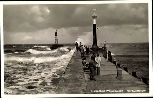 Ak Ostseebad Warnemünde Rostock, Nordweststurm, Mole