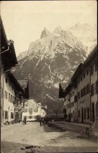 Ak Mittenwald in Oberbayern, Straßenpartie