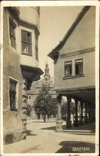 Foto Ak Arnstadt in Thüringen, Säulengang, Straßenpartie