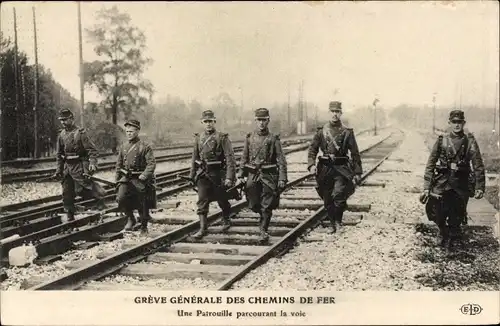 Ak Grève Générale des Chemins de Fer, Une Patrouille parcourant la voie