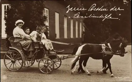 Ak Kronprinzessin Cecilie von Preußen mit Kindern in einer Ponykutsche