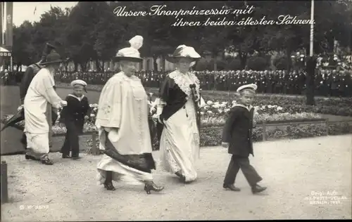 Ak Kronprinzessin Cecilie von Preußen mit ihren beiden ältesten Söhnen
