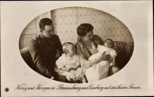 Ak Herzog Ernst August von Braunschweig, Prinzessin Victoria Luise von Preußen, Kinder, Portrait