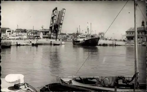 Ak Dieppe Seine Maritime, Le Pont levant pour la passage des Chaluts