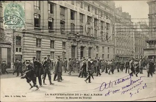 Ak Paris X., Devant la Bourse du Travail, La Manifestation du 1er Mai