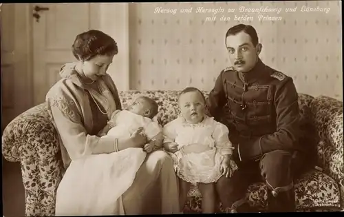 Ak Herzog Ernst August von Braunschweig, Prinzessin Victoria Luise von Preußen, Söhne, Portrait