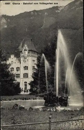 Ak Glarus Kt. Glarus Schweiz, Bahnhof v. Volksgarten aus, Springbrunnen