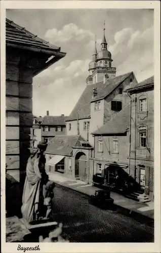 Ak Bayreuth in Oberfranken, Straßenpartie im Ort, Plastik, Kirchturm