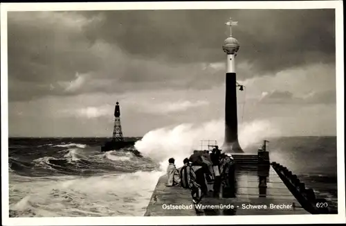 Ak Ostseebad Warnemünde Rostock, Schwere Brecher, Mole