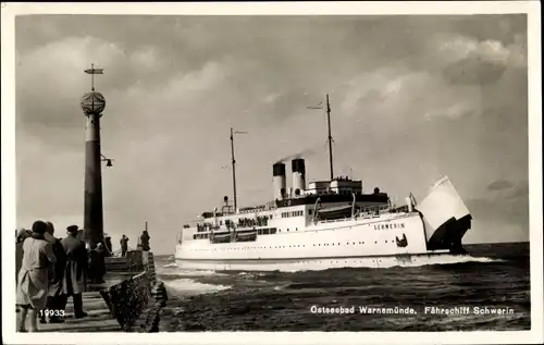 Ak Rostock Warnemünde, Mole mit einfahrendem Fährschiff Schwerin