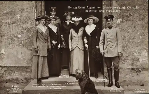 Ak Herzog Ernst August von Braunschweig, Victoria Luise, Herzogin von Cumberland, Hund, Portrait