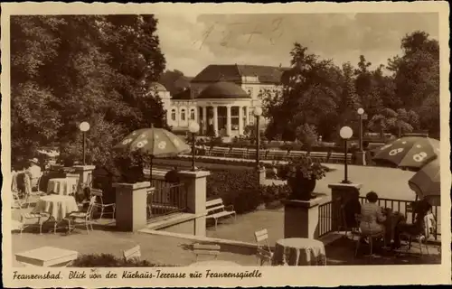 Ak Františkovy Lázně Franzensbad Region Karlsbad, Blick von der Kurhaus-Terrasse zur Franzensquelle