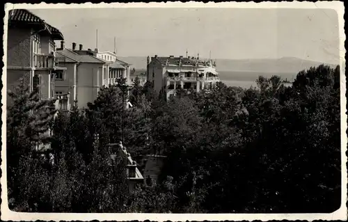 Foto Ak Crikvenica Kroatien?, Ortsansicht, Bäume, Villas