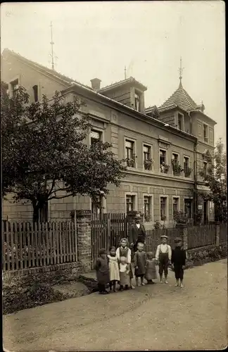 Foto Ak Dresden Neustadt, Kinder und Mann am Gartenzaun vor dem Haus