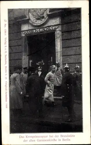 Ak Berlin Mitte, Kronprinzenpaar bei der Brandstätte der alten Garnisonkirche