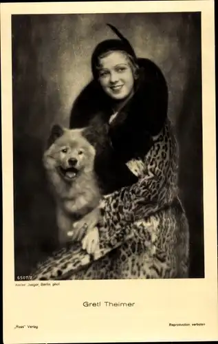 Ak Schauspielerin Gretl Theimer, Portrait, Pelzmantel, Hund