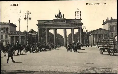 Ak Berlin Mitte, Brandenburger Tor, Fuhrwerke