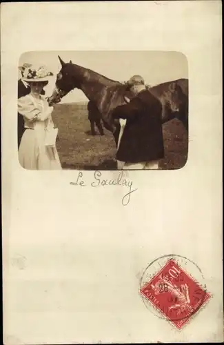Foto Ak Le Saulay Maine et Loire, Frau mit Pferd, Männer