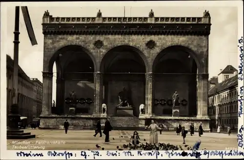 Ak München, Feldherrnhalle, Taubenfütterung