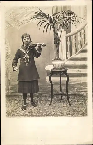 Foto Ak Mädchen mit Geige, Topfpflanze, Palme