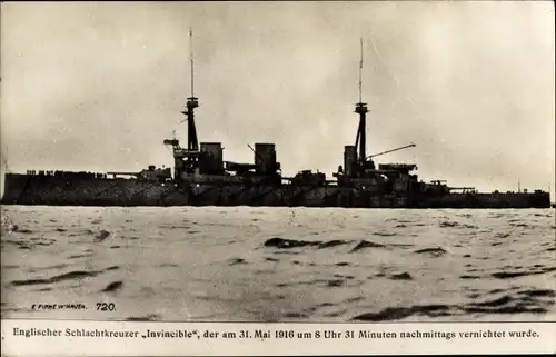 Ak Britisches Kriegsschiff, HMS Invincible kurz vor der Vernichtung 1916, I WK