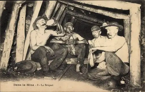 Ak Dans la Mine, le Briquet, Bergleute im Stollen